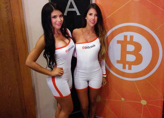 девушки в футболках с биткоин